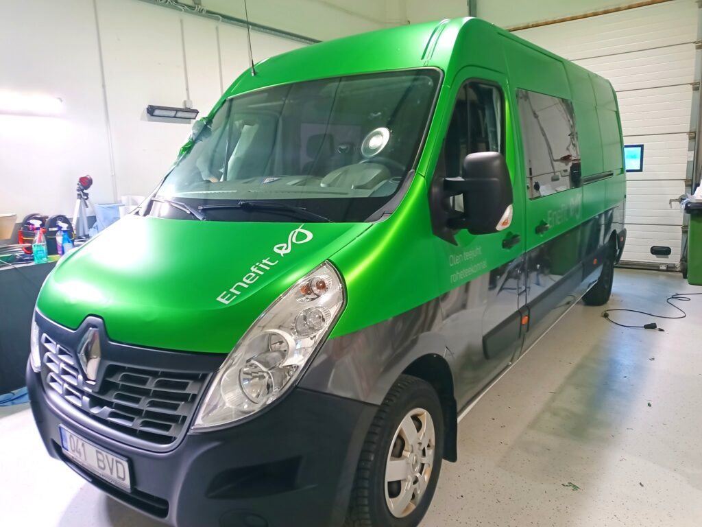 Üle kiletatud Renault Master kaubik Enefiti brändingus