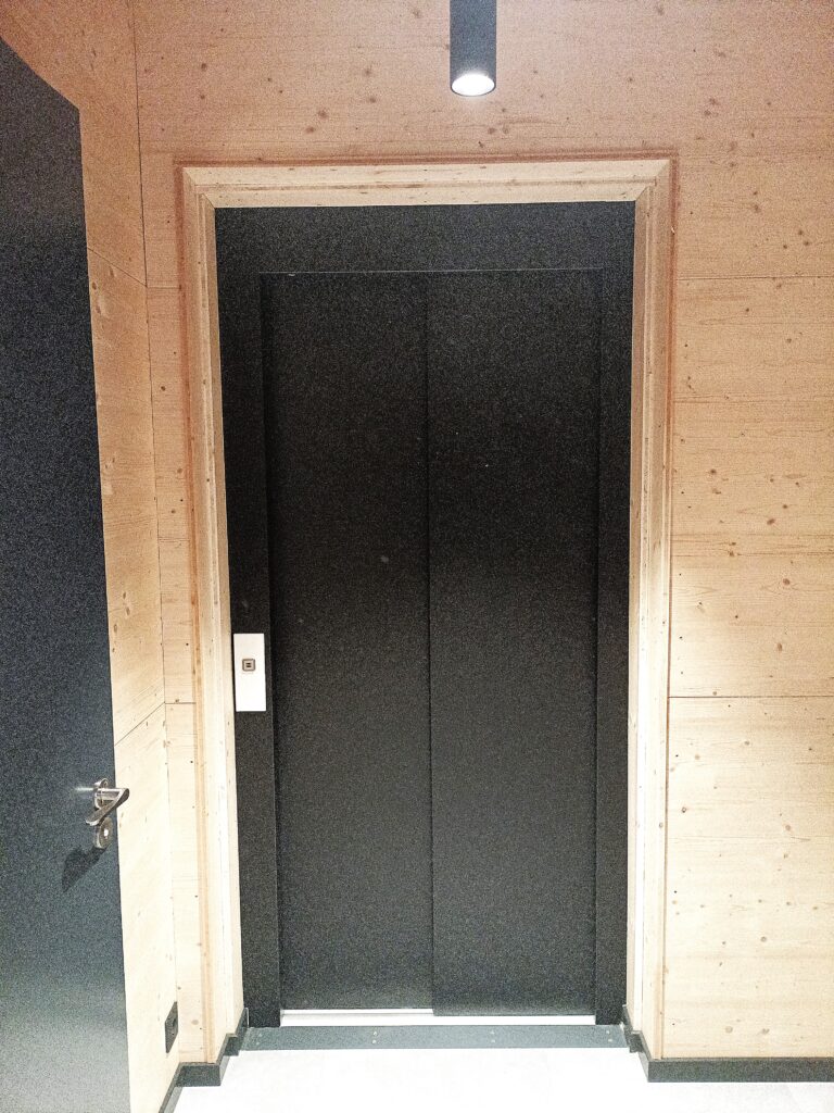 Liftikiletamine – mattmust liftiuks puidust interjööris Tallinnas