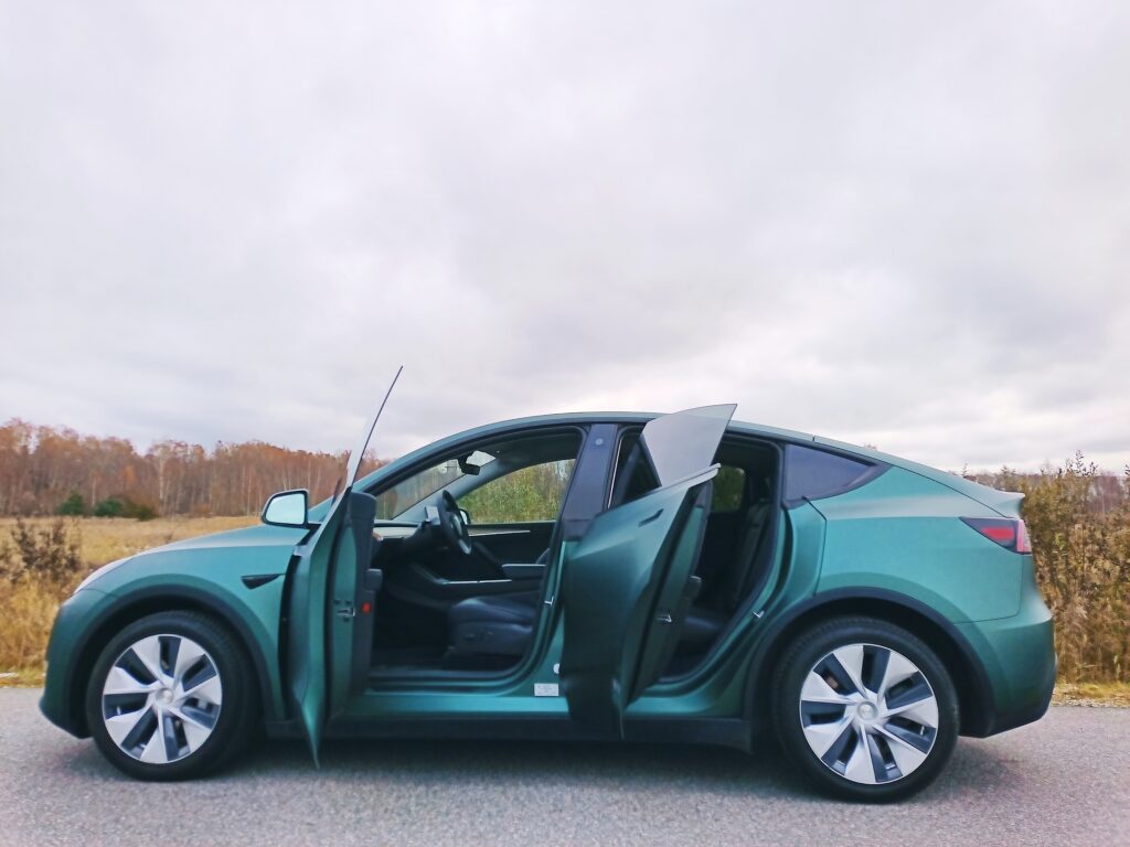 Tesla Model Y kiletamine uste sisudega – autokiletus ja värvivahetus