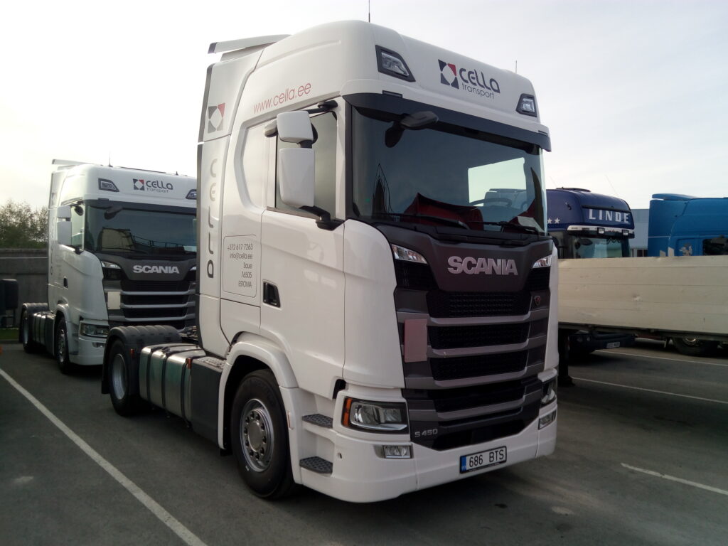 Cella Transport Scania veok reklaamkleebistega – logo, koduleht ja kontaktandmed kabiinil