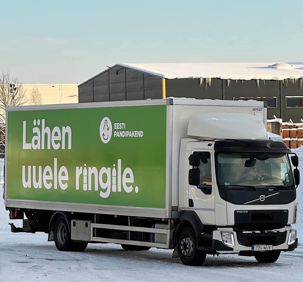 Eesti Pandipakend veoki furgoonil suure rohelise reklaamkleebisega tekstiga „Lähen uuele ringile.“