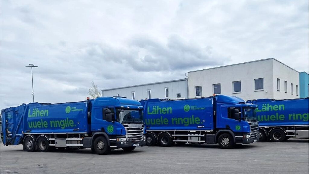 Eesti Pandipakendi sinised pressautod suure rohelise tekstiga „Lähen uuele ringile.“ – reklaamkleebised ja sõidukibränding