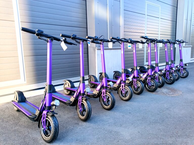 Ritta pargitud lillaks kiletatud elektritõukerattad, millele on lisatud brändi logod ja detailkleebised, tõuksi kiletamine