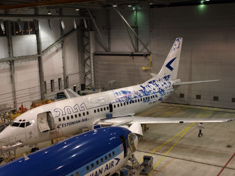 Estonian Air Boeing 737 angaaris, lennuki kiletamine, kerele paigaldatud Tallinn 2011 erikujundusega kiletus ning sinised mustrid sabal