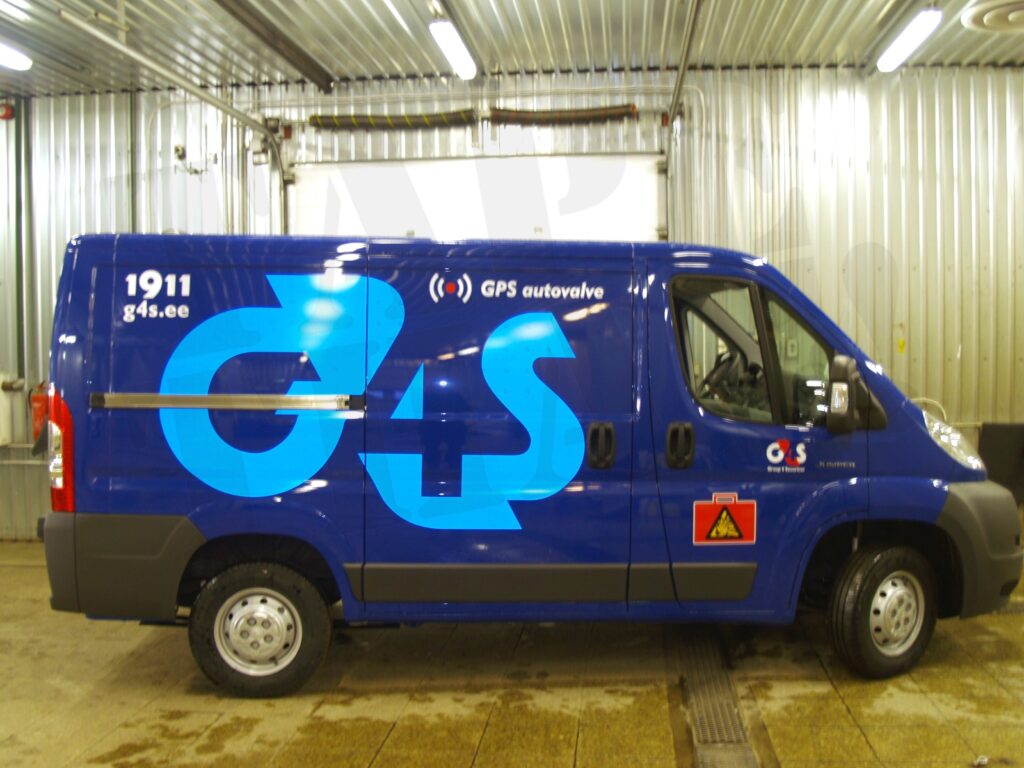 G4S sinise kaubiku kiletamine suurte logo-reklaamkleebistega, külgedel telefon 1911 ja g4s.ee aadress