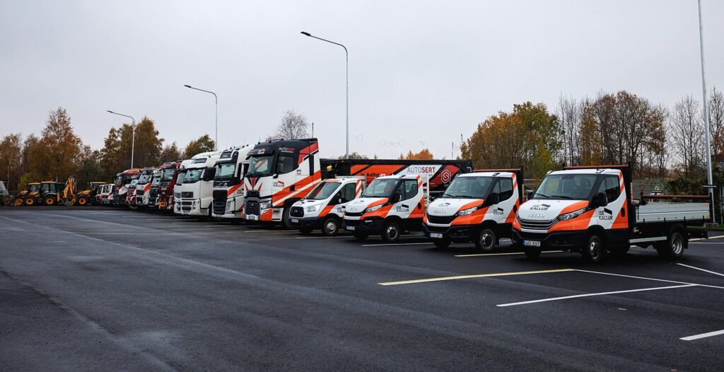 ISE Kallur ühtse oranž-valge kujundusega veokid ja kaubikud – reklaamkleebised ja autopargi bränding