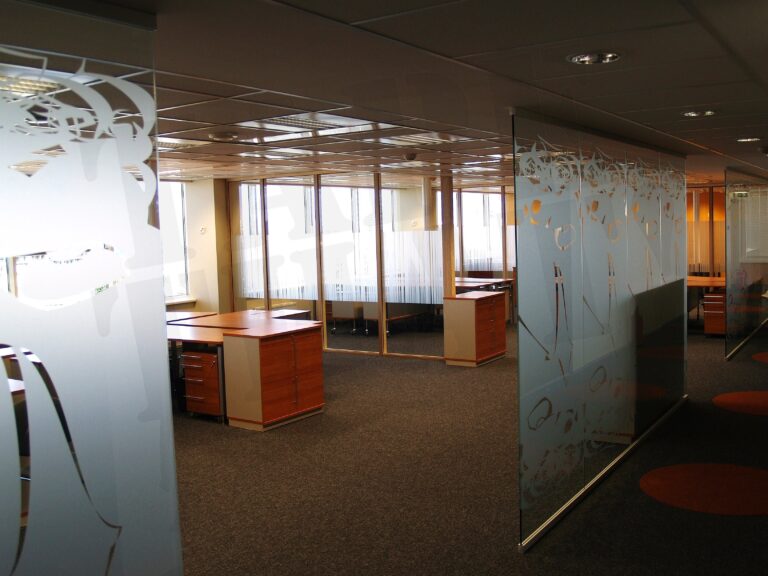 Avatud büroo, kus klaasseinad on kiletatud dekoratiivse liivapritsiefektiga klaasikilega, mis lisab privaatsust ja hoiab ruumi valgusküllasena