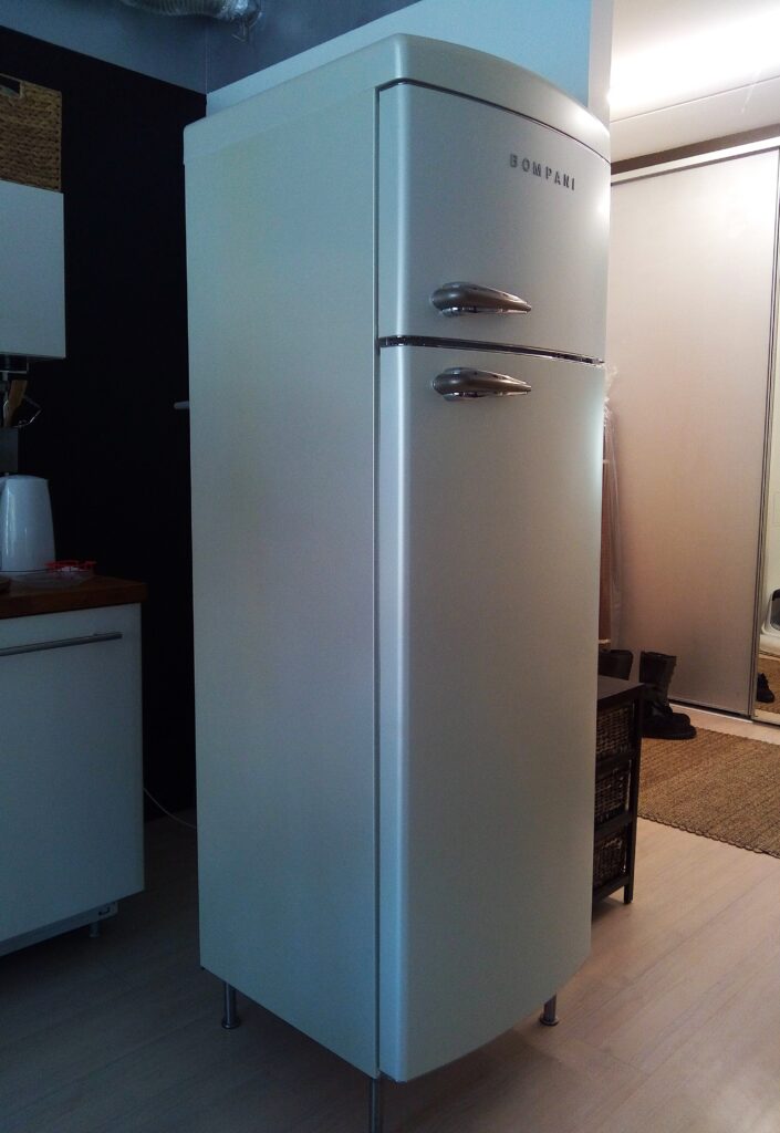 Retro Bompani külmkapp, mille korpus on kaetud ühetoonilise interjöörikilega, sobitatud ülejäänud köögiga