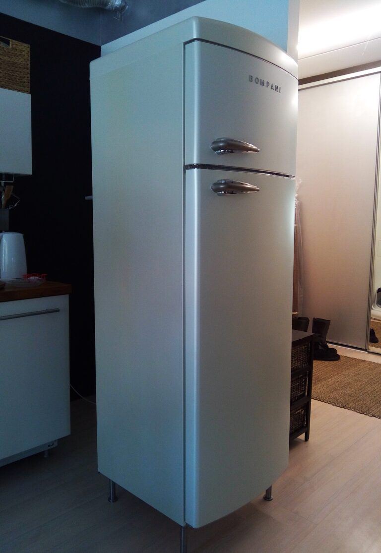 Retro Bompani külmkapp, mille korpus on kaetud ühetoonilise interjöörikilega, sobitatud ülejäänud köögiga