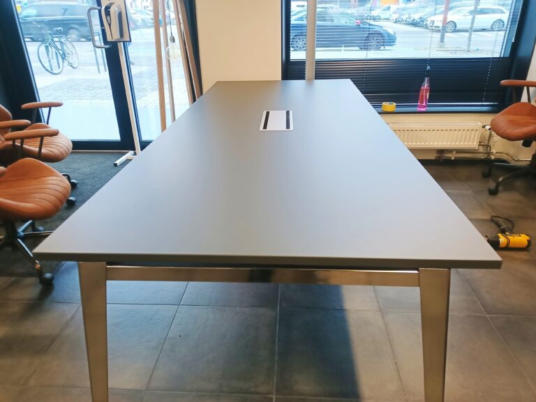 Laua kiletamine Cover Styl interjöörikilega, modernne kontorikeskkond