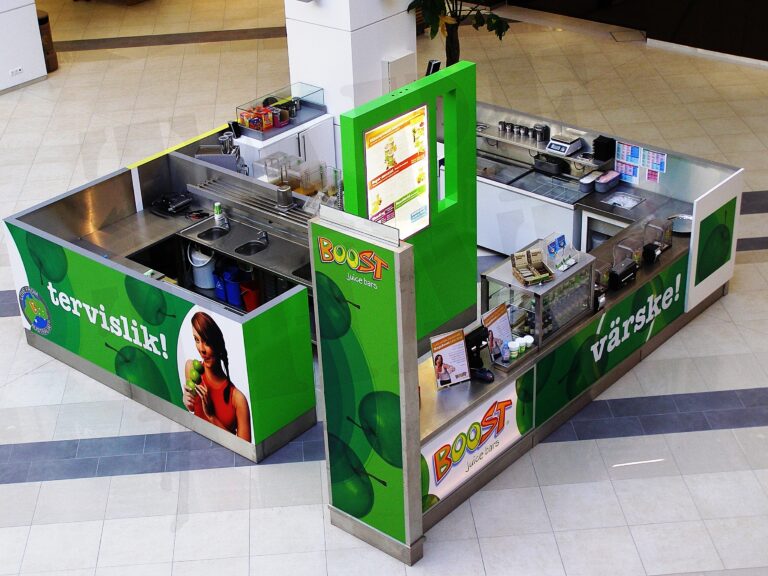 Boost mahlabaari kiletamine kaubanduskeskuses – roheline letidisain, tervisliku joogi reklaamkleebised