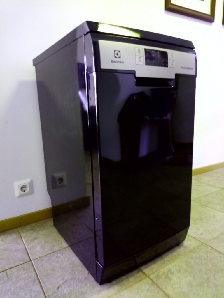 Electrolux nõudepesumasina kiletamine musta läikiva kilega, köögitehnika värskendamine ilma uut masinat ostmata