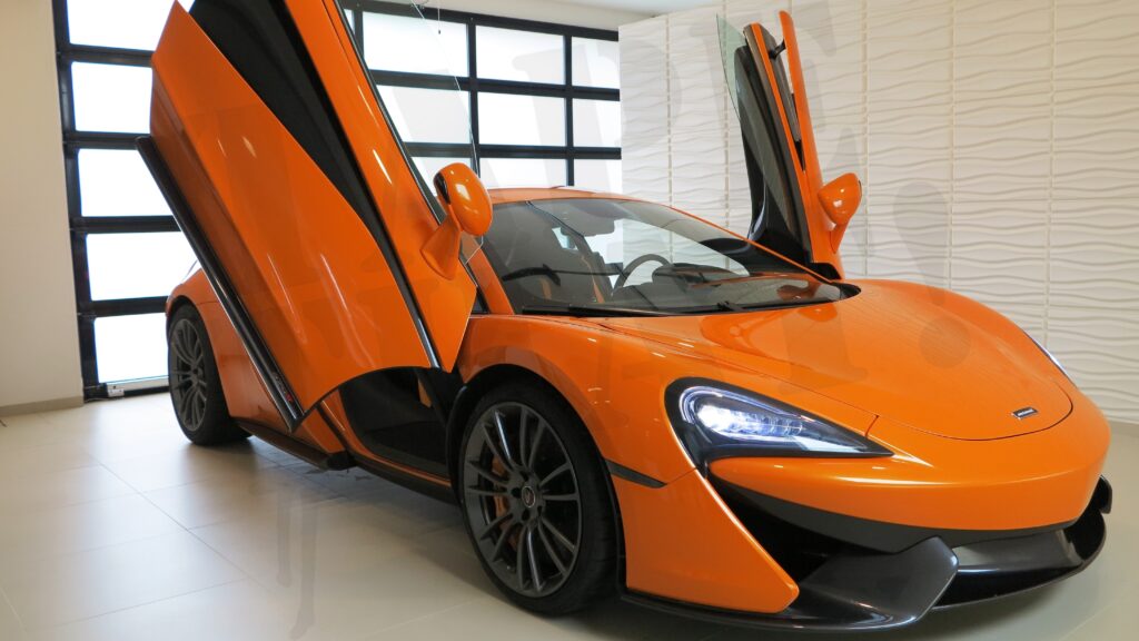 PPF ja värvikaitsekile – oranž McLaren XPEL kaitsekilega Tallinnas, TapeThat