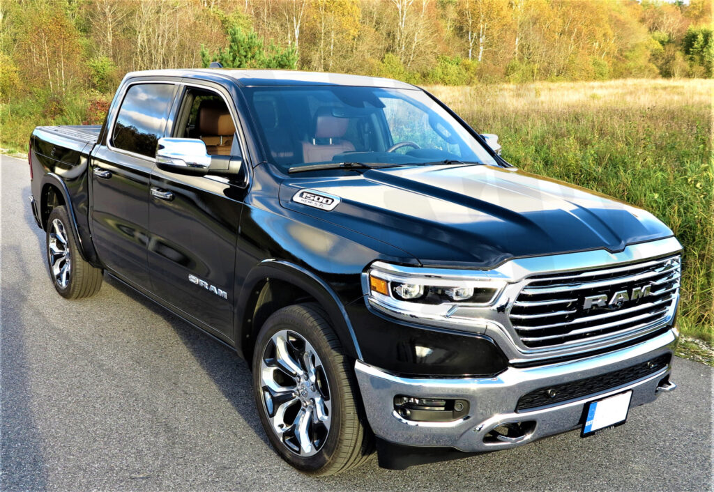 RAM 1500 – läikiv must autokiletamine