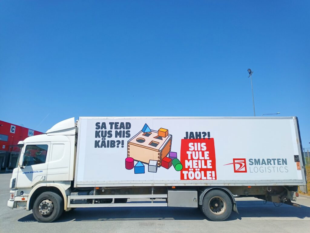 Smarten Logistics veoki furgooni küljel suure värbamiskampaania reklaamkleebisega