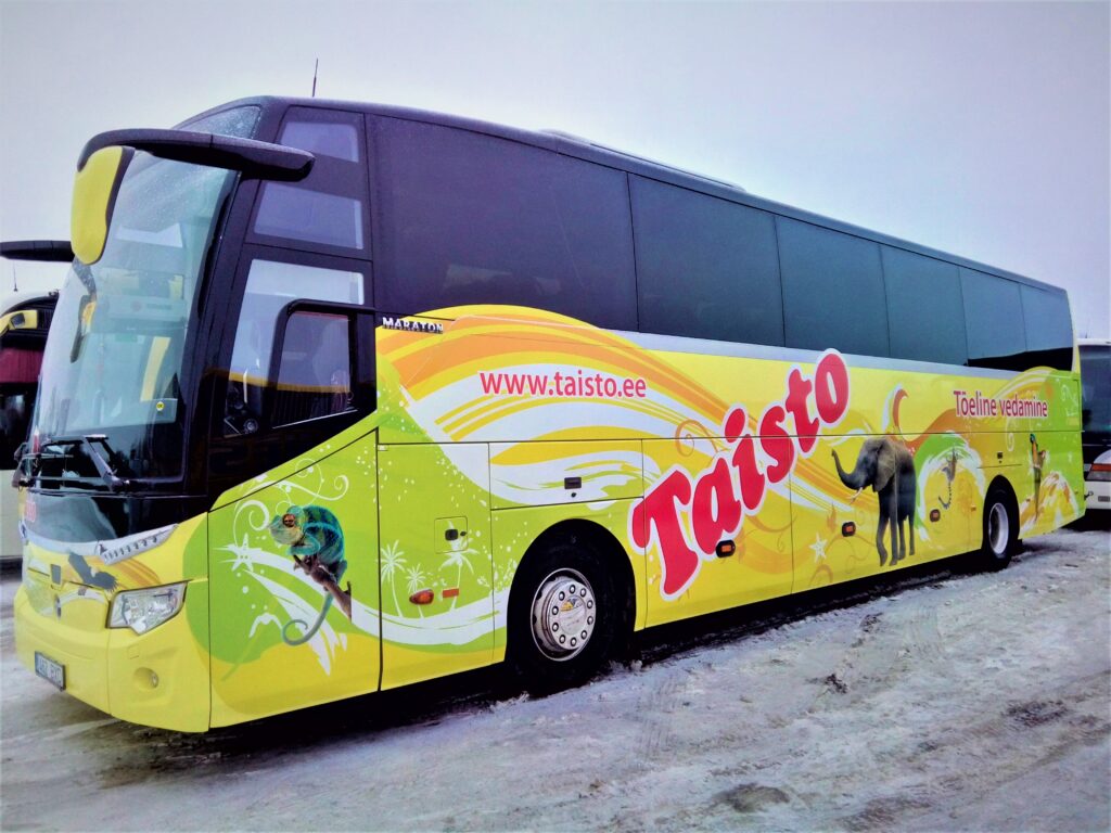 Taisto bussi kiletamine reklaamkleebistega – erksavärviline bussireklaam koos logo ja veebiaadressiga