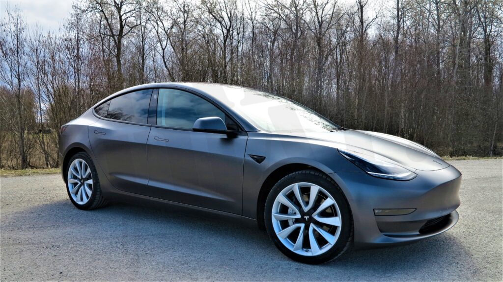 Tesla Model 3 – satiin halliks autokiletamine