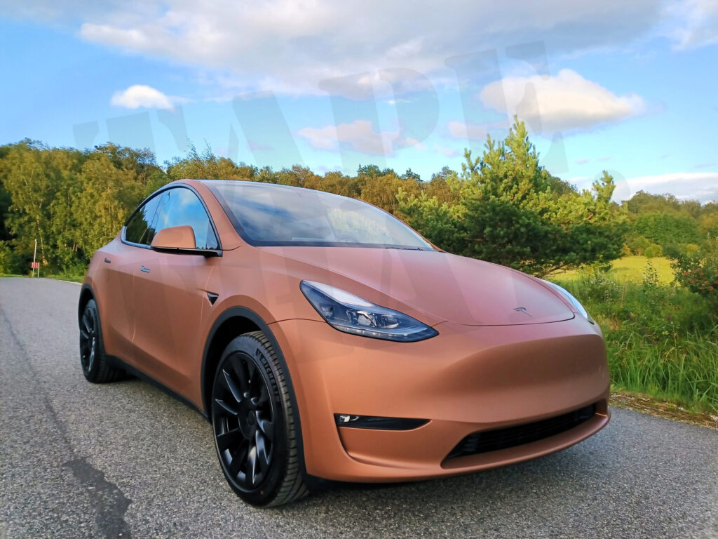Tesla Model Y – pronks matt ülekiletamine