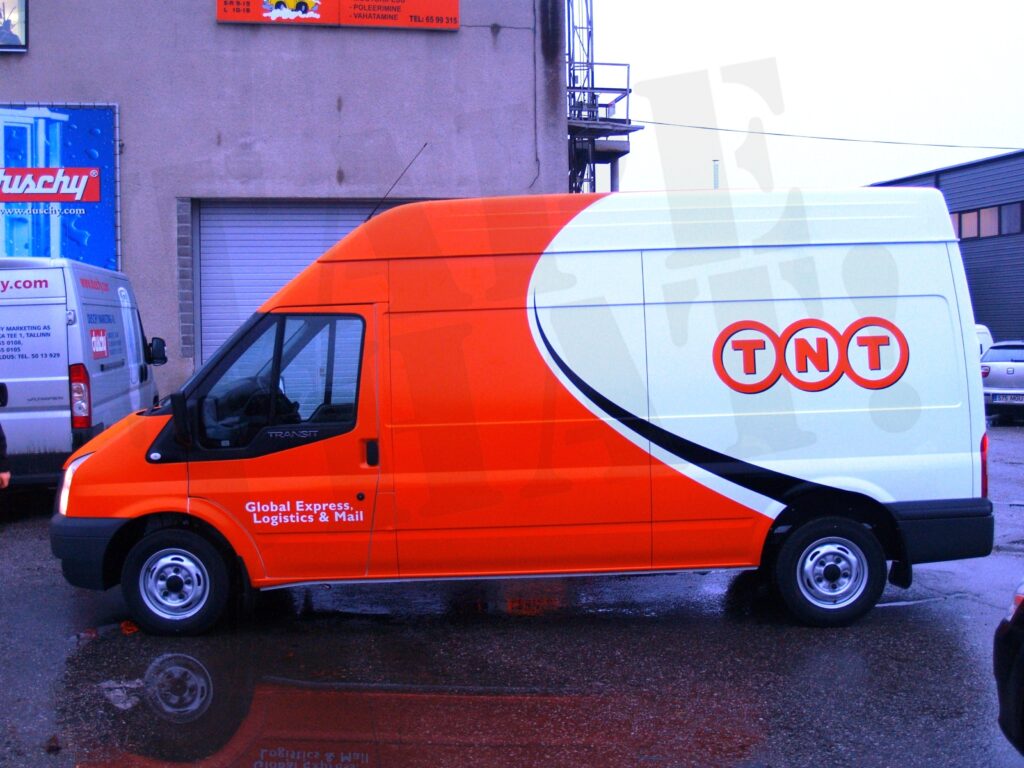 TNT oranž-valge Ford Transit kaubik reklaamkleebistega, küljel TNT logo ja Global Express Logistics & Mail tekst