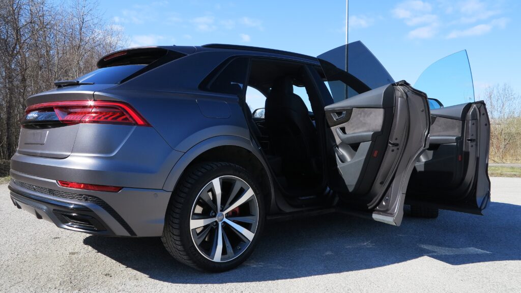 Audi Q8 – matt halliks kiletamine uste sisudega