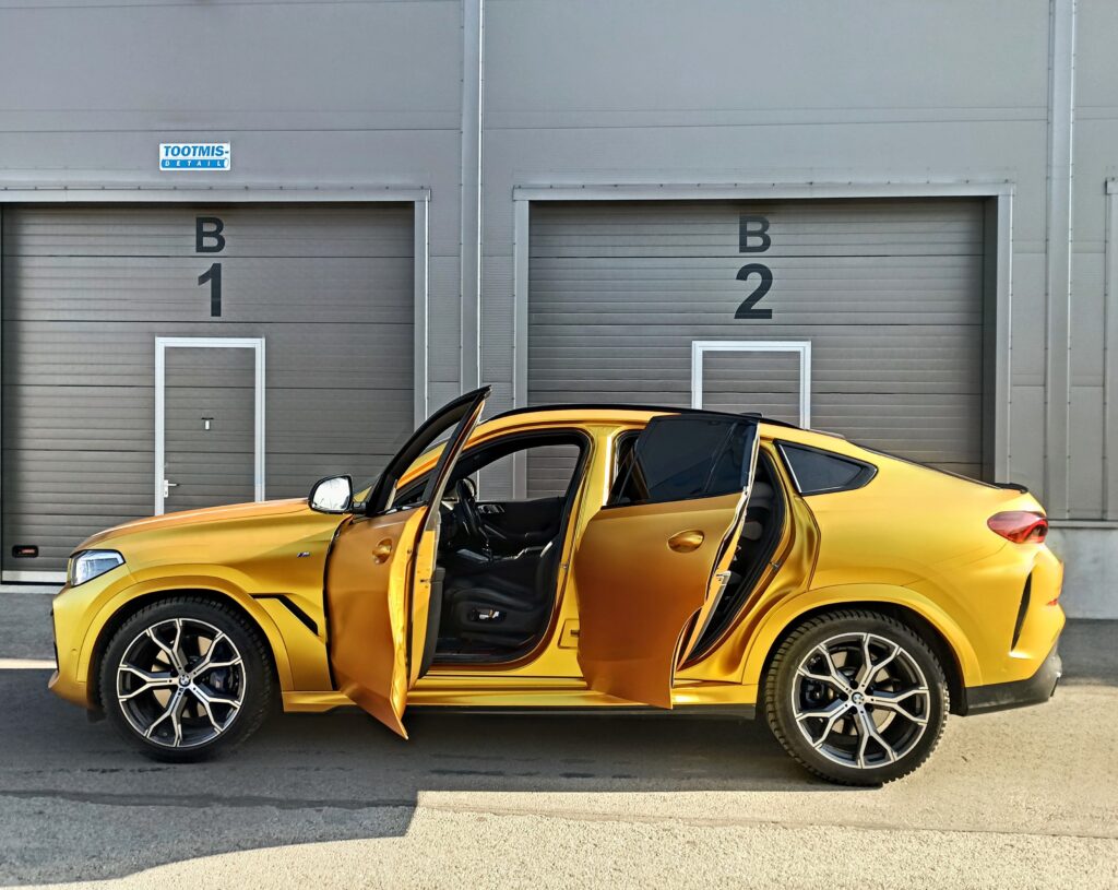 BMW X6 – kuldseks kiletamine uste sisudega