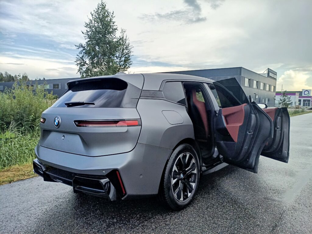 BMW iX – matt hall ülekiletamine uste sisudega