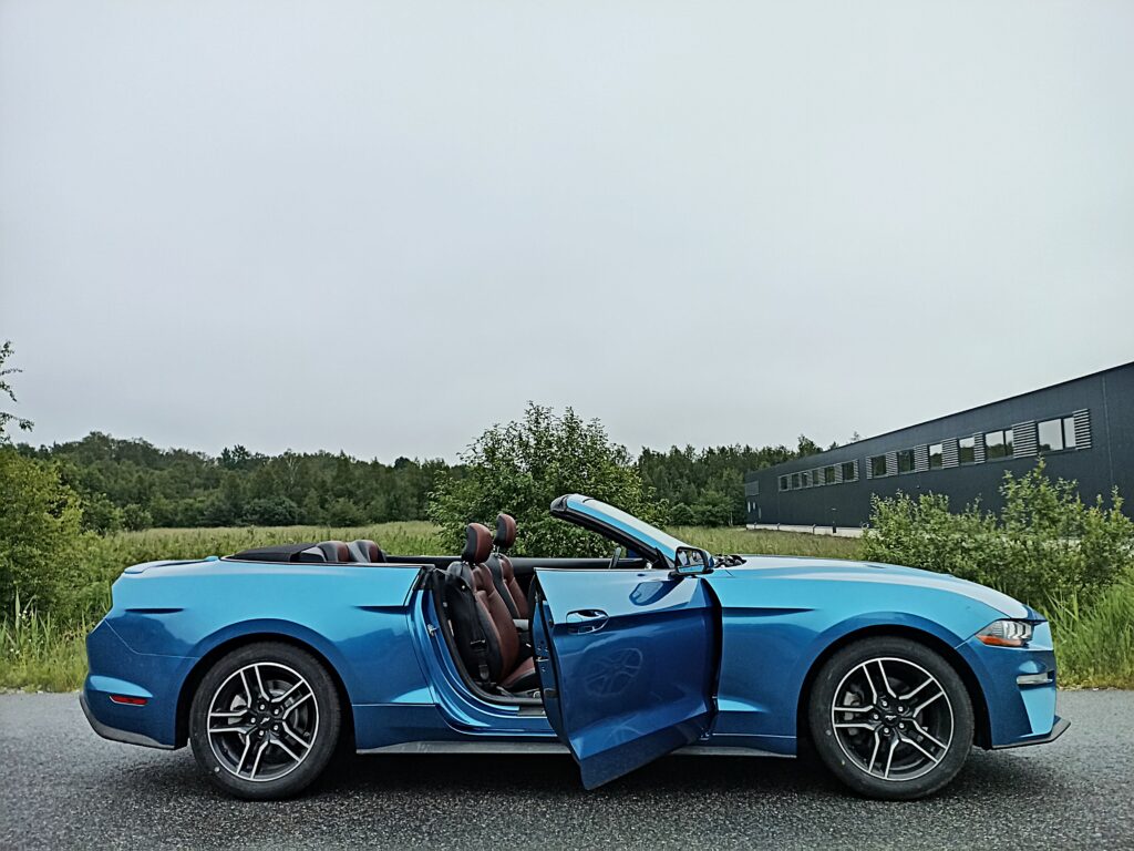 Ford Mustang kabriolett – siniseks kiletamine uste sisudega