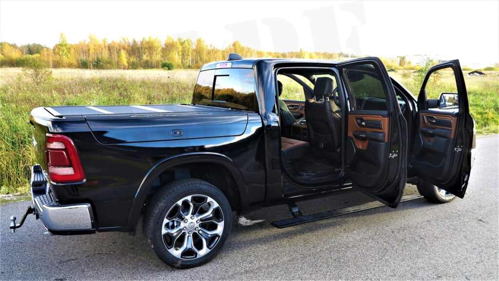 RAM 1500 – kiletamine uste sisudega läikivmustaks