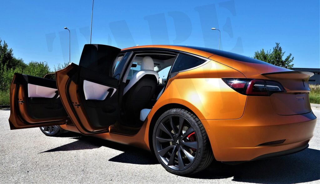 Tesla Model 3 – pronkssatiin ülekiletamine uste sisudega