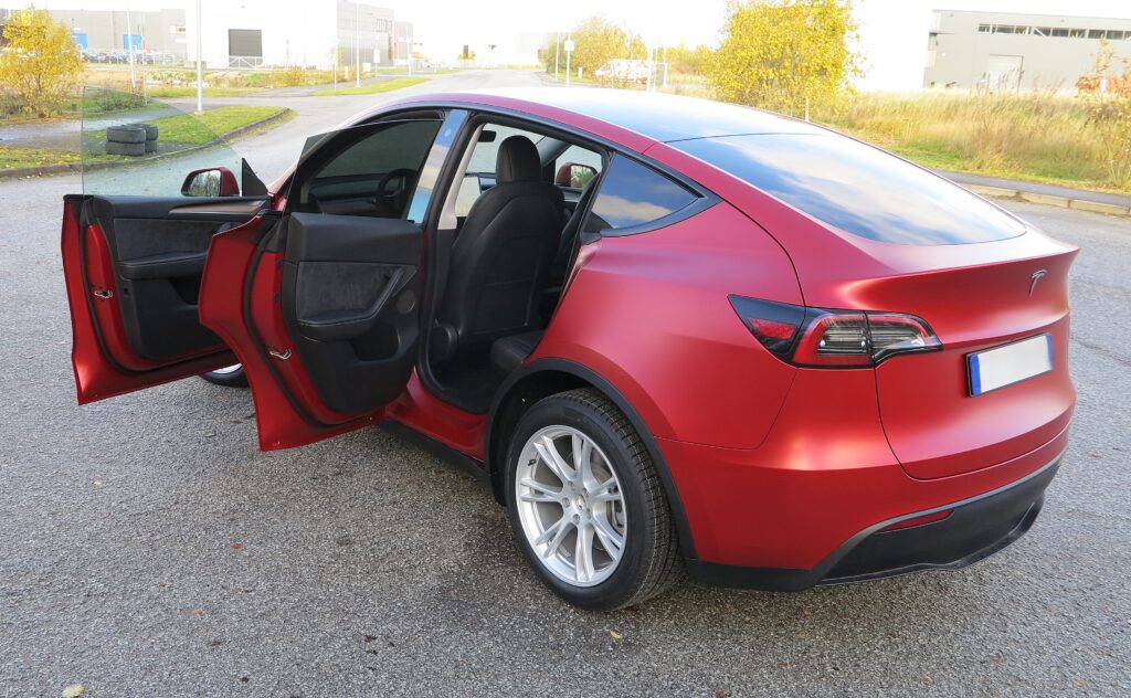 Tesla Model Y – punane matt kiletamine uste sisudega