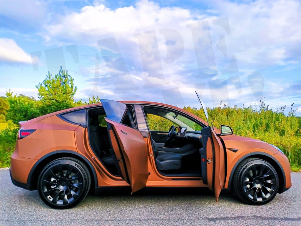 Tesla kiletamine uste sisudega – ukseavad ja piidad ühtlase tooniga (TapeThat)