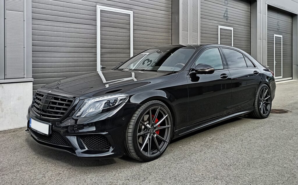 Must Mercedes S-klass kroomdetailide kiletamine “chrome delete”