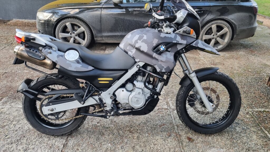 BMW F650GS mootorratta kiletamine – hall digi-camo vinüül paagil ja detailidel