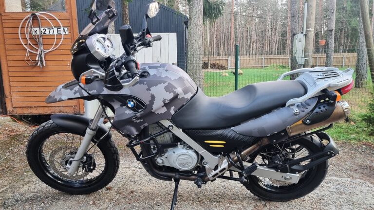 Mootorratta kiletamine – hall digi-camo vinüül paagil ja detailidel