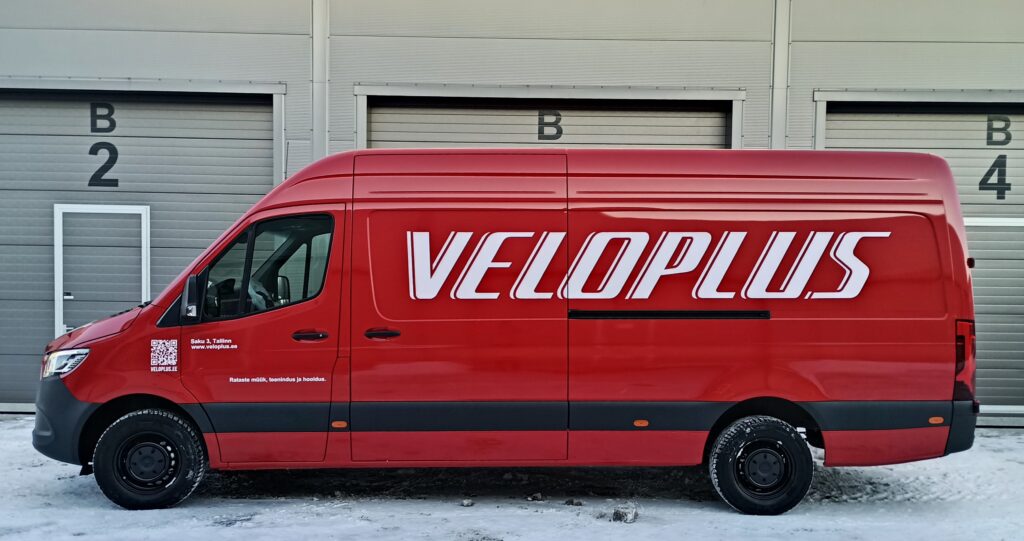 Punane Mercedes Sprinter külgvaates Veloplus suure külje-logo ja QR-koodiga
