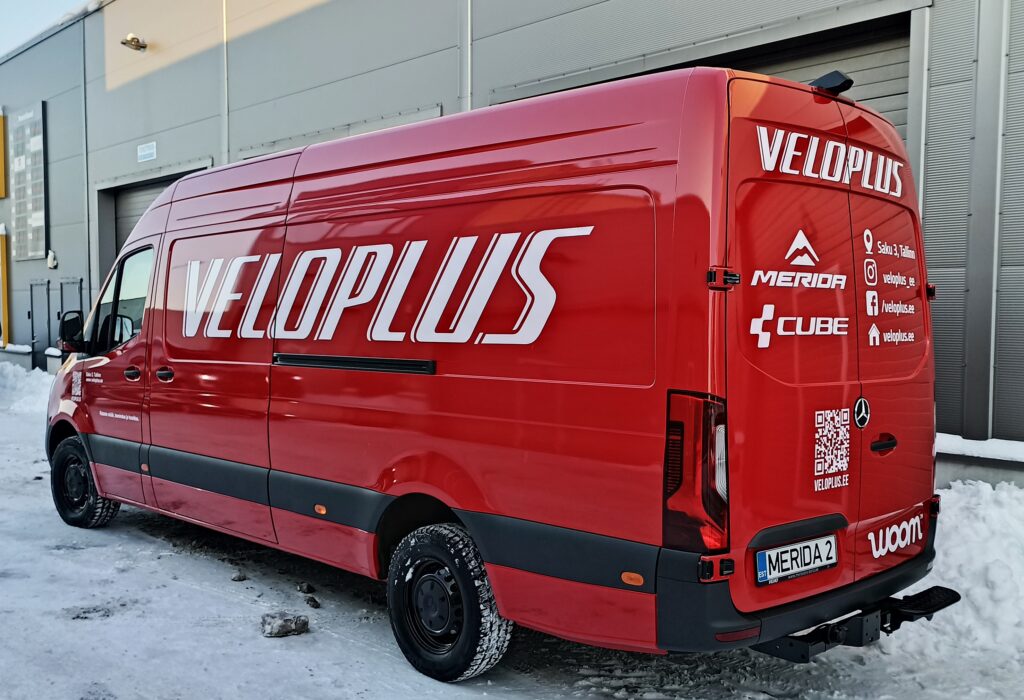 Veloplus bränditud Mercedes Sprinter – külje- ja tagauksel suur logo, QR-kood ja kontaktid