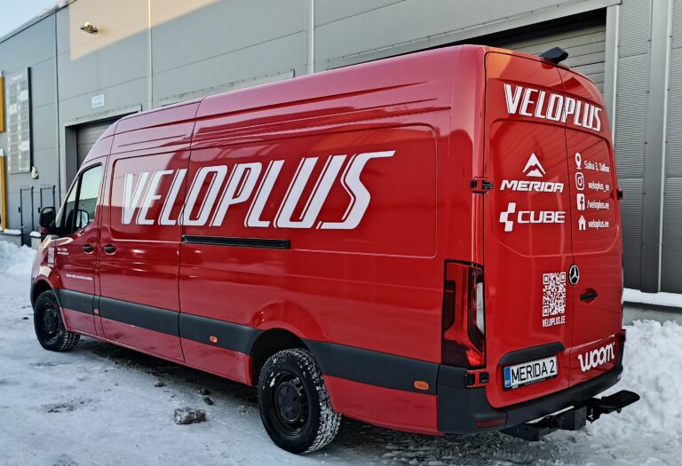 Veloplus bränditud Mercedes Sprinter – külje- ja tagauksel suur logo, QR-kood ja kontaktid
