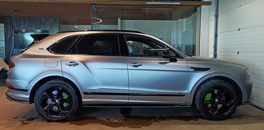 Bentley Bentayga auto detailide kiletamine – külgvaade (TapeThat)