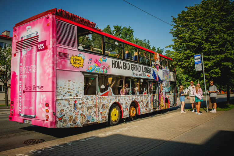 Volvo kahekordne peobuss pärast kiletamist – bussi kiletamine Beach Grind 2025 jaoks