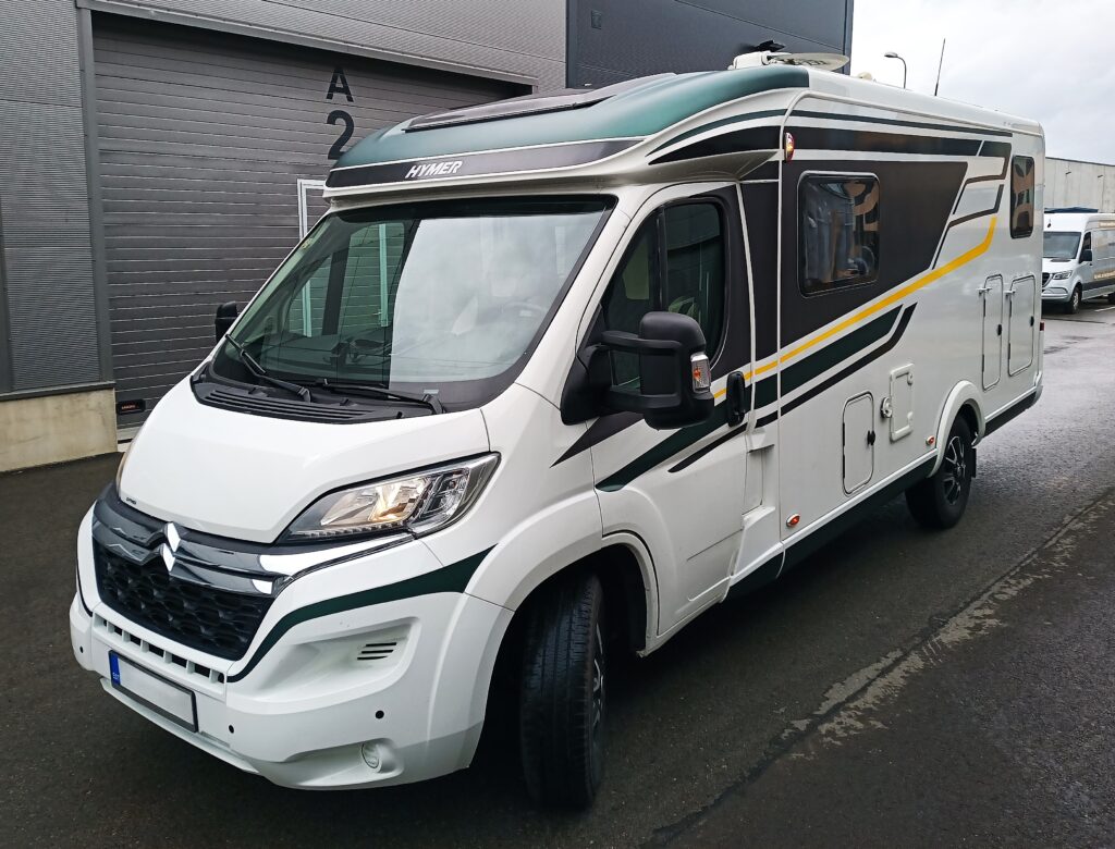 Matkaauto kiletamine – karavani/elamuauto küljejoonte ja detailide kiletamine TapeThat töökojas