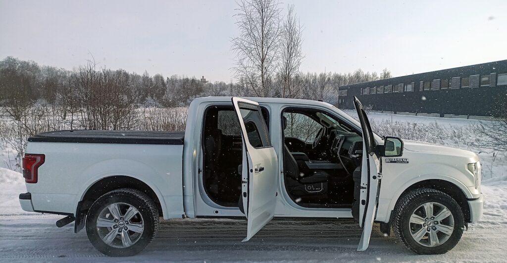 Ford F-150 uste sisude kiletamine – auto uksed avatud, näha ühtlane kiletatud pind
