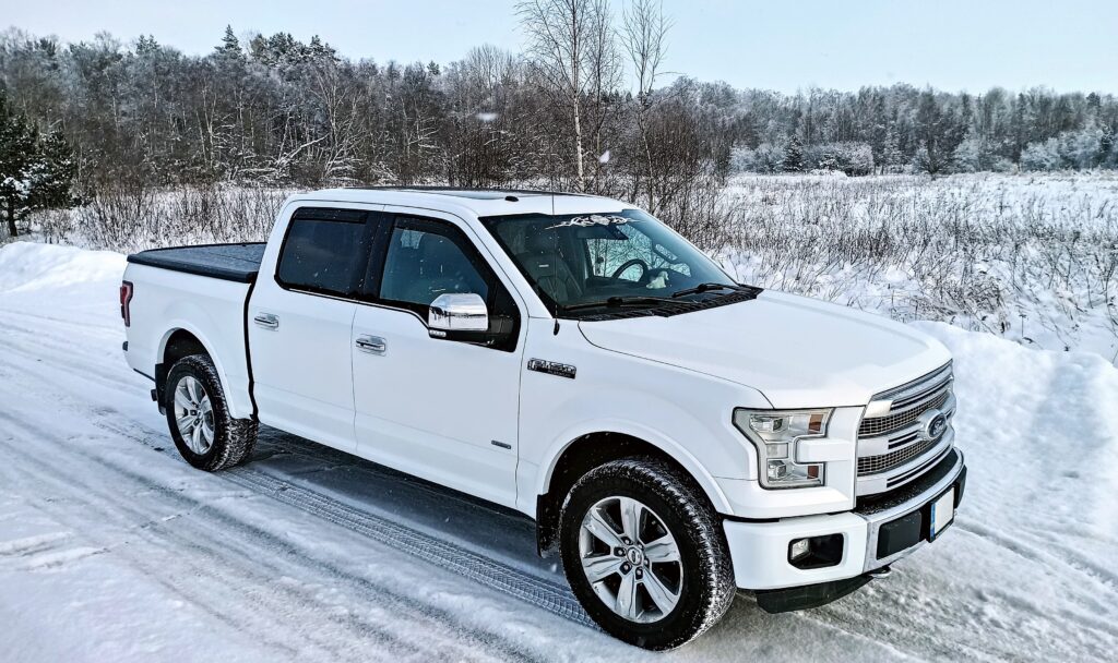 Ford F-150 uste sisude kiletamine – valge pickup talvises keskkonnas, ühtlane viimistlus