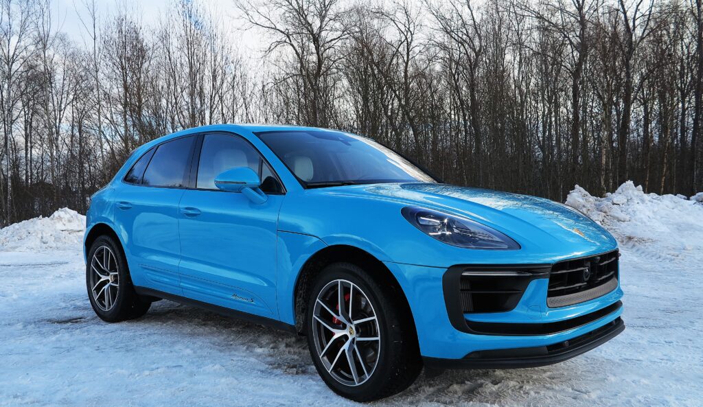 Porsche Macan S PPF värvikaitsekile paigaldus – sinine Porsche Macan S pärast kiletamist (TapeThat)