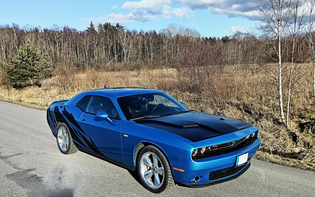Dodge Challengeri kapoti kiletamine satiinmusta kilega