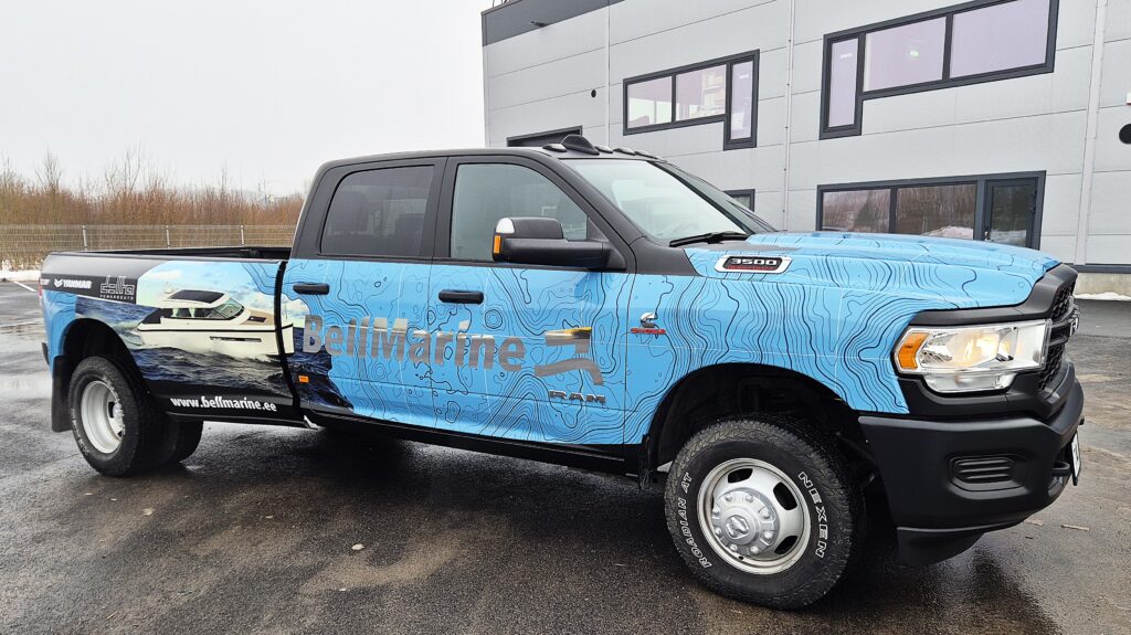 RAM 3500 kiletamine trükikile ja mattmustade detailidega