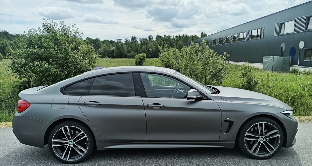 BMW kiletamine matt halli kilega külje pealt vaates