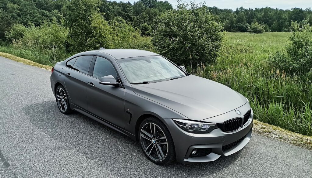 BMW ülekiletamine matt halli tooniga eest ja küljelt vaates