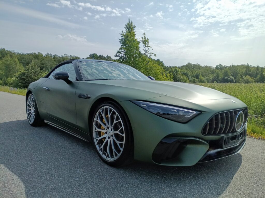 Mercedes-AMG SL matt rohelise kilega eest ja küljelt vaates
